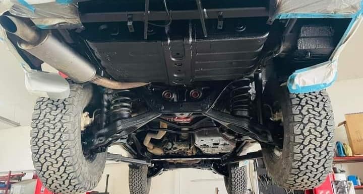 Pohľad zospodu — podvozok offroad vozidla