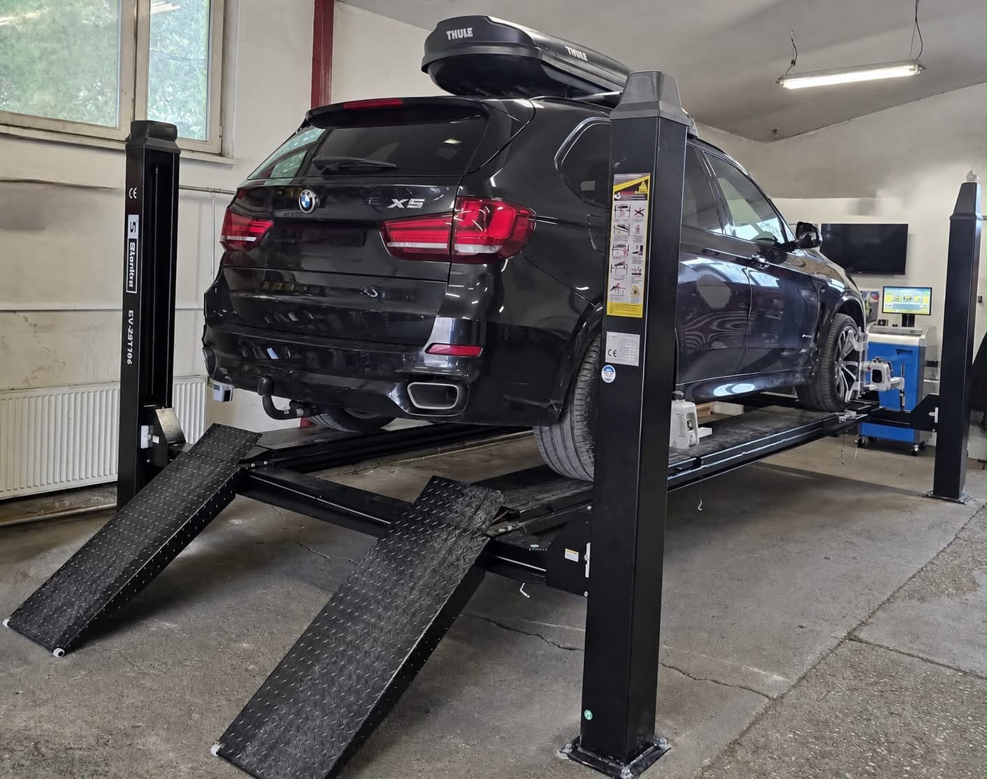 BMW X5 na štvorstĺpovom zdviháku — geometria
